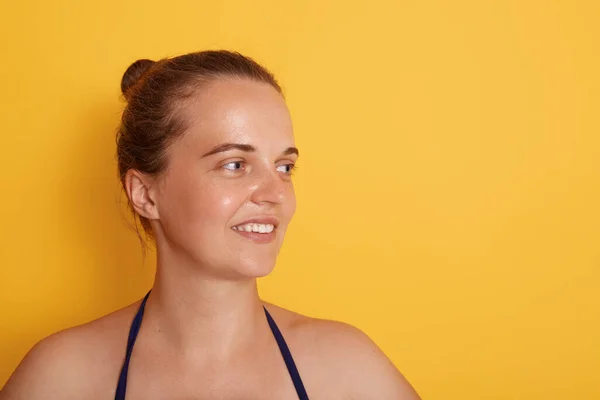 Tiro Mujer Blanca Joven Feliz Con Sonrisa Tierna Mira Lado — Foto de Stock