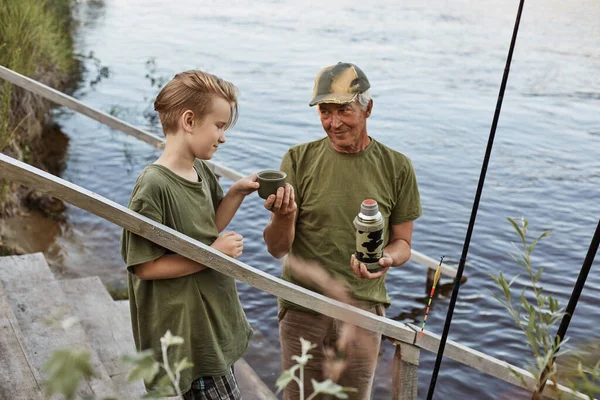 Padre Figlio Vanno Pesca Bevendo Dal Thermos Mentre Piedi Scale — Foto Stock