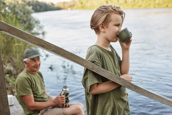 Vater Sitzt Mit Thermoskanne Der Hand Auf Holzstühlen Und Blickt — Stockfoto