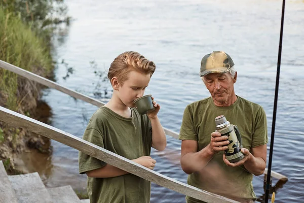 Uomo Concentrato Con Suo Figlio Biondo Bere Dal Thermos Piedi — Foto Stock