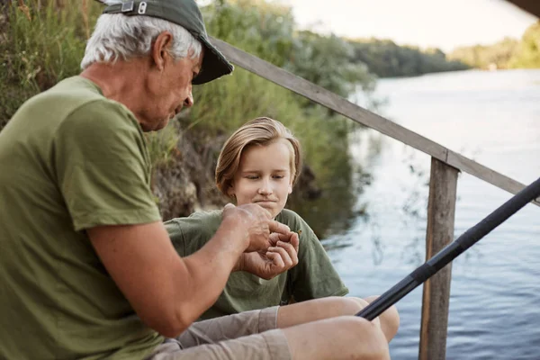 Uomo Anziano Con Suo Nipote Vicino Fiume Seduto Scale Legno — Foto Stock