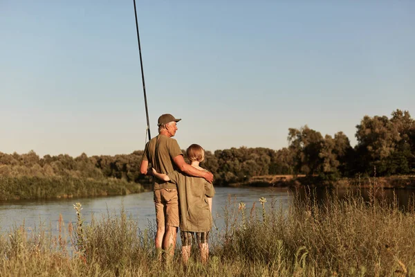 Vater Und Sohn Stehen Eng Umschlungen Der Nähe Des Flusses — Stockfoto