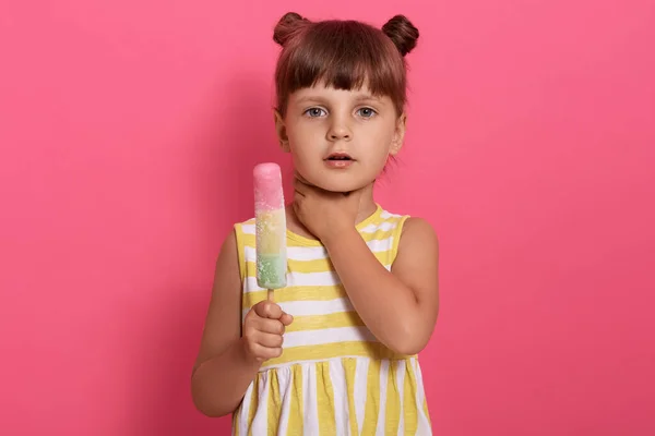 Miúda Bonita Posando Contra Parede Rosada Olhando Para Câmera Segurando — Fotografia de Stock