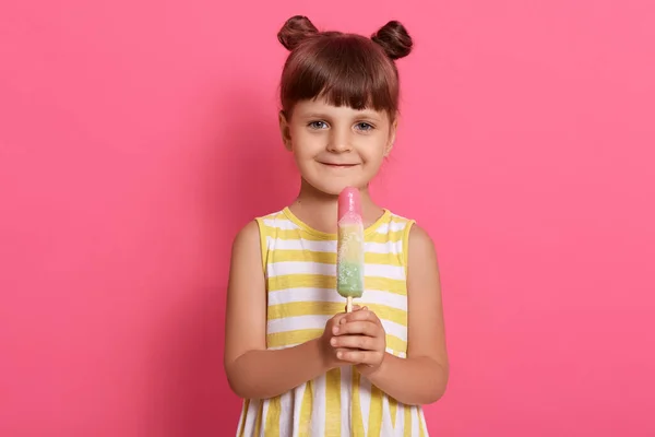 Маленька Дівчинка Великим Фруктовим Морозивом Стоїть Рожевій Стіні Дивиться Прямо — стокове фото
