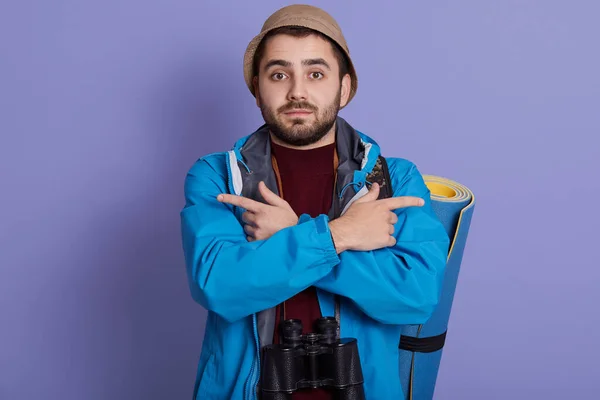 Νεαρός Καυκάσιος Ταξιδιώτης Backpacker Άνθρωπος Απομονωμένος Πάνω Από Μπλε Φόντο — Φωτογραφία Αρχείου