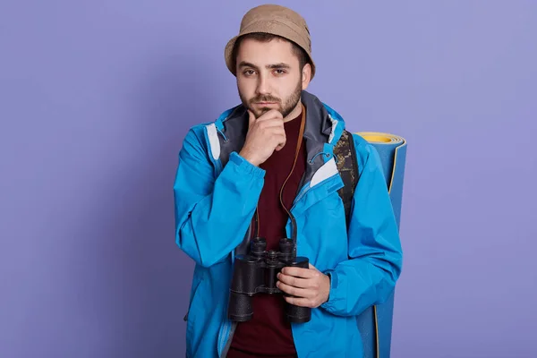 Νεαρός Ταξιδιώτης Καυκάσιος Άνδρας Που Βρίσκεται Σύγχυση Αισθάνεται Αμφίβολος Και — Φωτογραφία Αρχείου