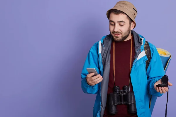 Ελκυστικός Άνθρωπος Τουρίστας Backpacker Χρησιμοποιώντας Εφαρμογή Στο Διαδίκτυο Στο Σύγχρονο — Φωτογραφία Αρχείου