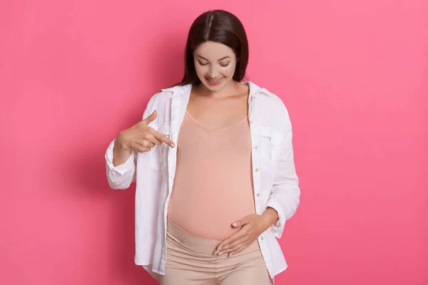 Mujer Embarazada Feliz Señalando Vientre Con Sonrisa Expresión Facial Positiva — Foto de Stock