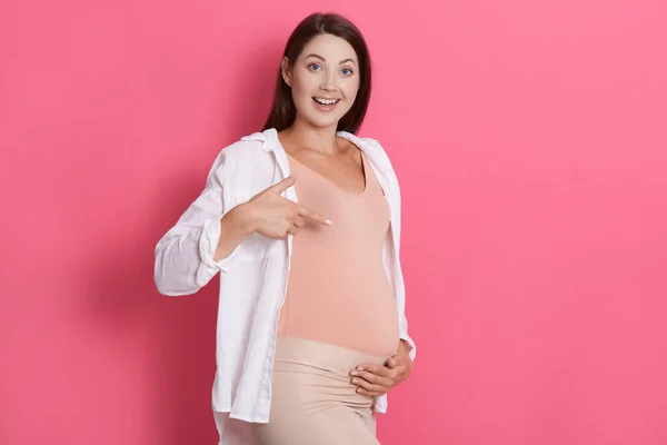 Felice Donna Incinta Eccitata Che Punta Pancia Con Sorriso Affascinante — Foto Stock