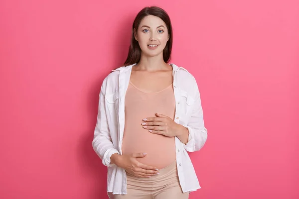 Ung Attraktiv Gravid Modekvinna Klädd Avslappnad Klädsel Tittar Direkt Kameran — Stockfoto