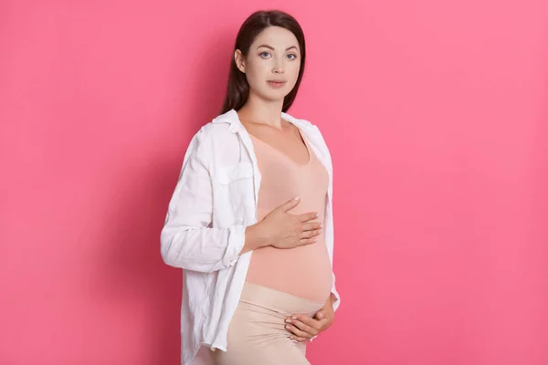 Mujer Embarazada Con Las Manos Estómago Mira Cámara Con Expresión — Foto de Stock