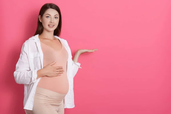 Joven Chica Embarazada Hermosa Esperando Bebé Aislado Sobre Fondo Rosa — Foto de Stock