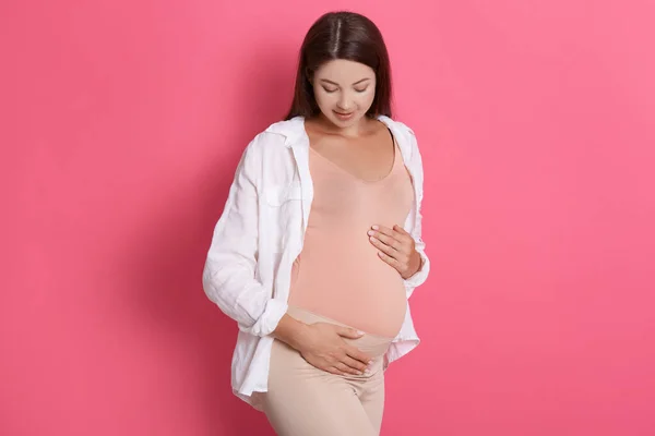 Atractiva Mujer Embarazada Con Pelo Oscuro Usando Leggins Camisa Chica — Foto de Stock
