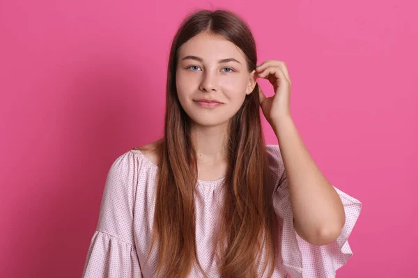 Retrato Mujer Feliz Joven Mira Cámara Tocándose Pelo Pie Contra — Foto de Stock