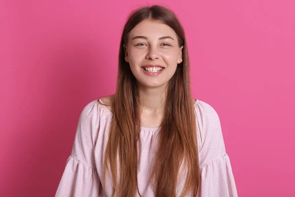 Joven Alegre Con Sonrisa Dentada Vistiendo Traje Rosa Pálido Mirando — Foto de Stock