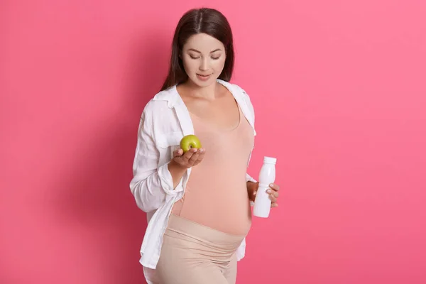 Mujer Joven Embarazada Sosteniendo Manzana Verde Botella Yogur Leche Comida — Foto de Stock