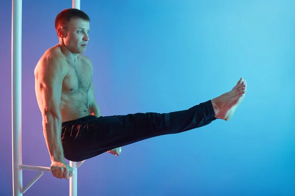 Bonito Jovem Exercitando Barra Horizontal Contra Parede Néon Fazendo Exercícios — Fotografia de Stock