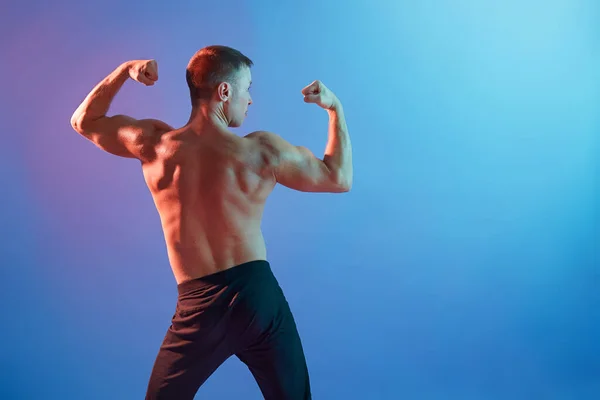 Junge Und Fitte Männliche Modell Zeigt Seine Rückenmuskeln Isoliert Über — Stockfoto