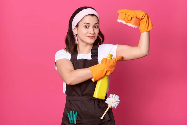 Dark Haired Woman Showing Showing Muscles Isolated Rosy Background Housekeeper — Stock Photo, Image