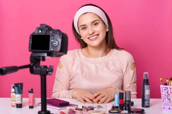 Mujer Joven Grabando Través Cámara Trípode Para Vlog Sobre Cosméticos — Foto de Stock