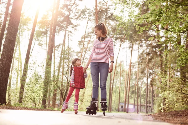 Mother Daughter Riding Roller Skates Road Forest Mommy Looking Her — Stock Photo, Image