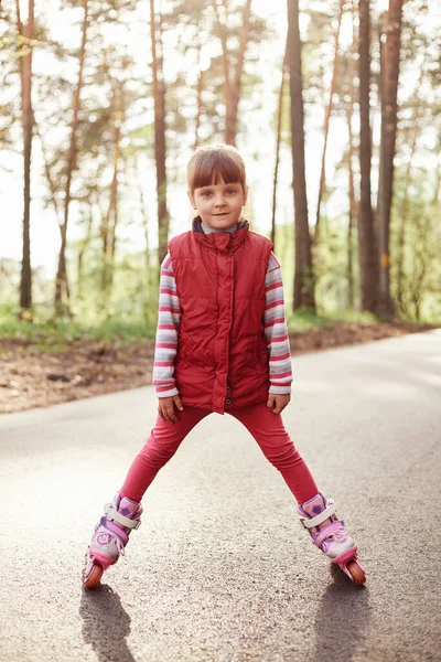 Cute Girl Posing Road Forest Wearing Casual Shirt Rolling Skate — Stock Photo, Image