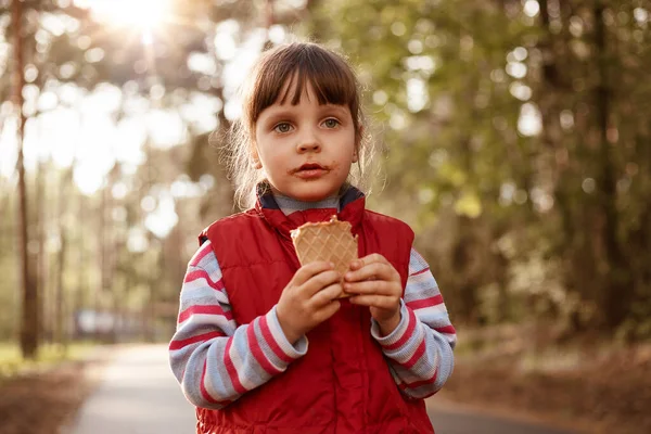 Gadis Manis Makan Krim Berjalan Hutan Mengenakan Pakaian Kasual Merah — Stok Foto