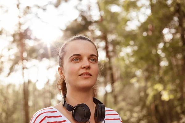 Žena Která Poslouchá Hudbu Přírodě Zamyšleně Hledí Dálky Sluchátka Kolem — Stock fotografie