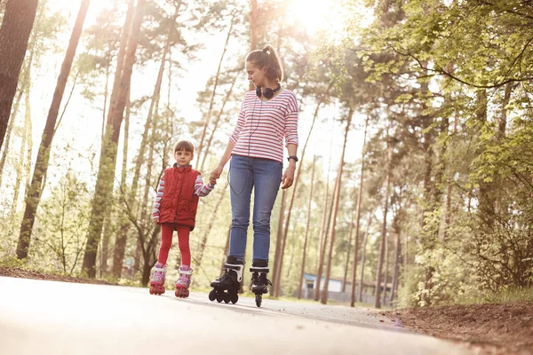Attractive Female Her Little Daughter Rolling Skate Open Air Forest — Stock Photo, Image