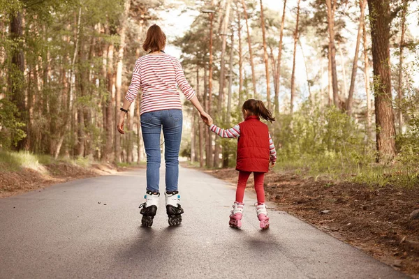Mother Daughter Rollerskating Park Back View Happy Family Spending Time — Stock Photo, Image