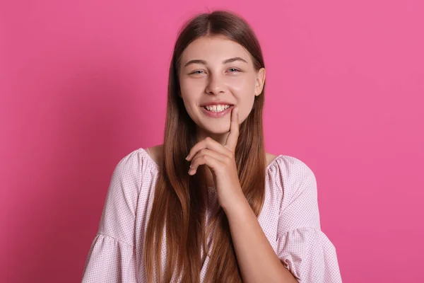 Mujer Atractiva Con Mirada Feliz Pie Traje Moda Sonriendo Mientras — Foto de Stock