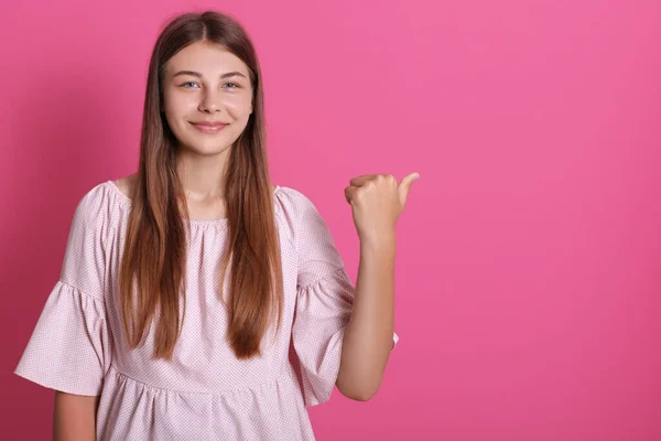 Hermosa Mujer Con Expresión Satisfecha Puntos Con Pulgar Lado Muestra — Foto de Stock