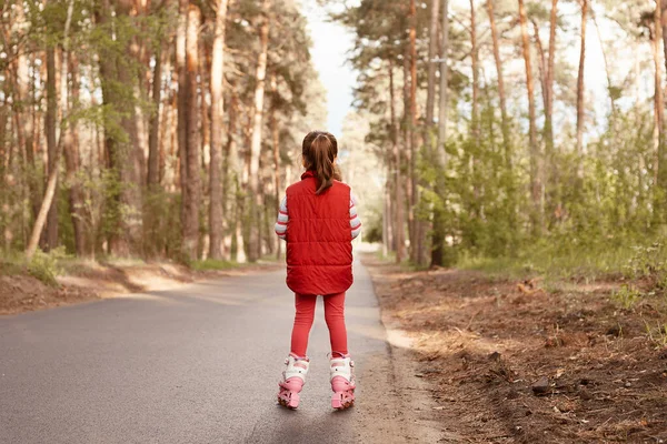 Achteraanzicht Van Kleine Charmante Vrouwtjes Met Een Rood Casual Jasje — Stockfoto