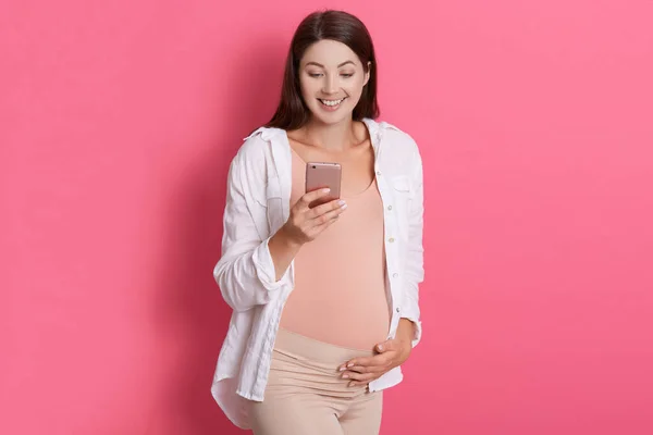 Mujer Embarazada Alegre Utilizando Teléfono Móvil Chat Través Internet Inalámbrico — Foto de Stock