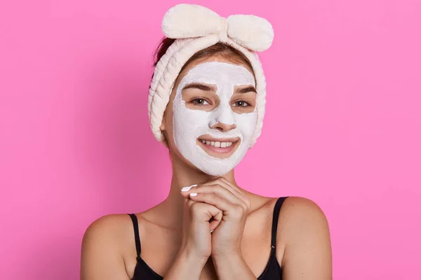 Mulher Com Máscara Branca Purificante Seu Rosto Fêmea Bonito Com — Fotografia de Stock