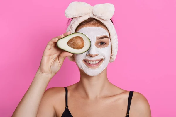 Aantrekkelijke Glimlachende Vrouw Draagt Mouwloos Shirt Poseren Tegen Een Rooskleurige — Stockfoto