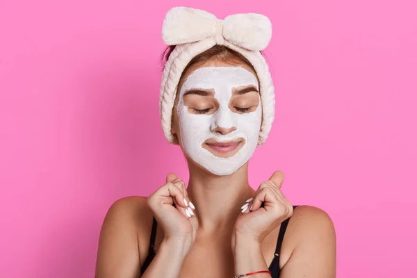 Mujer Con Los Ojos Cerrados Mascarilla Facial Blanca Cara Usando — Foto de Stock