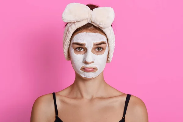 Joven Mujer Triste Con Banda Pelo Cabeza Máscara Cosmética Cara — Foto de Stock