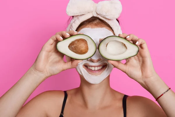 Retrato Primer Plano Mujer Años Con Piel Perfecta Sosteniendo Aguacate — Foto de Stock