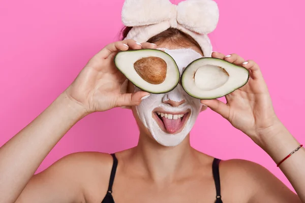 Mujer Joven Sosteniendo Dos Mitades Aguacate Cubriendo Los Ojos Con — Foto de Stock