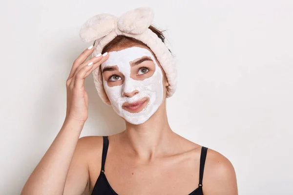 Vrouw Met Cosmetica Masker Toegepast Kijken Omhoog Aanraken Van Haar — Stockfoto