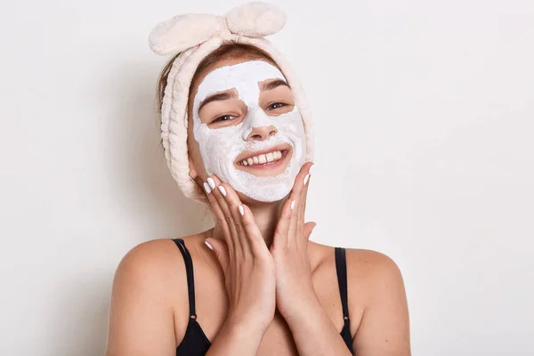 Glimlachende Vrouw Met Haarband Haar Hoofd Aangebracht Masker Huid Van — Stockfoto