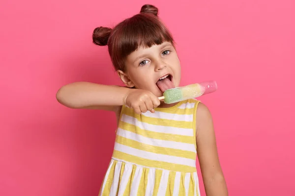 Милая Девочка Держит Мороженое Руке Держит Рот Открытым Облизывая Шербет — стоковое фото