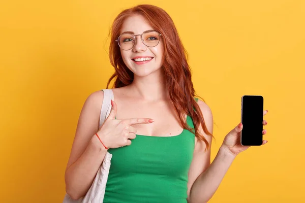 Young Beautiful Woman Showing Camera Blank Screen Smart Phone Isolated — Stock Photo, Image