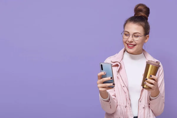 Görünümlü Beyaz Kadın Cep Telefonunu Elinde Tutuyor Kahve Içiyor Mutlu — Stok fotoğraf