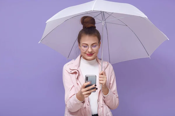 Femme Souriante Utilisant Téléphone Intelligent Sous Parapluie Isolé Sur Fond — Photo