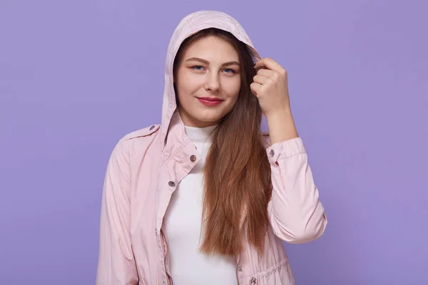 Mulher Bonita Com Olhos Bonitos Vestindo Casaco Rosa Pálido Com — Fotografia de Stock