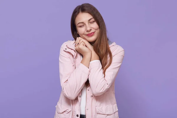 Muito Sorridente Encantador Jovem Mulher Vestindo Jaqueta Rosa Pálido Segurando — Fotografia de Stock