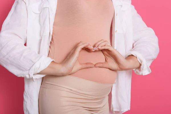 Schwangere Die Ihr Baby Liebt Gesichtslos Posiert Und Herz Symbol — Stockfoto