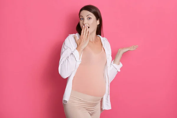 Joven Hermosa Mujer Embarazada Pelo Oscuro Que Cubre Boca Con — Foto de Stock